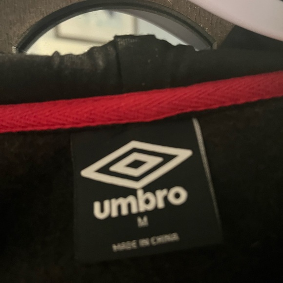Boys Umbro Black with red accents Fits like a 14 - Picture 5 of 5